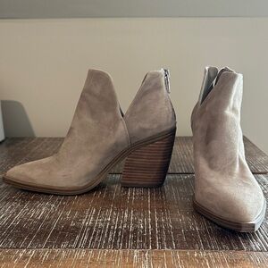Vince Camuto ~ Gigietta Bootie ~ Tan Suede ~ 8
